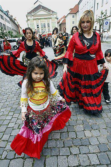 Historickým centrem Prahy prošel 27. května 2010 průvod účinkujících 12. ročníku Světového romského festivalu Khamoro. Cílem festivalu je ukázat bohatství a mnohovrstevnost romské kultury a tradic, které jsou součástí české a evropské a světové kultury.