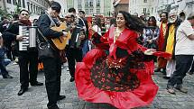 Historickým centrem Prahy prošel 27. května 2010 průvod účinkujících 12. ročníku Světového romského festivalu Khamoro. Cílem festivalu je ukázat bohatství a mnohovrstevnost romské kultury a tradic, které jsou součástí české a evropské a světové kultury.