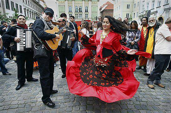 Historickým centrem Prahy prošel 27. května 2010 průvod účinkujících 12. ročníku Světového romského festivalu Khamoro. Cílem festivalu je ukázat bohatství a mnohovrstevnost romské kultury a tradic, které jsou součástí české a evropské a světové kultury.