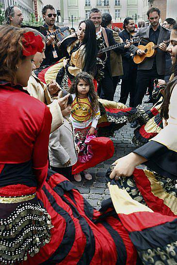 Historickým centrem Prahy prošel 27. května 2010 průvod účinkujících 12. ročníku Světového romského festivalu Khamoro. Cílem festivalu je ukázat bohatství a mnohovrstevnost romské kultury a tradic, které jsou součástí české a evropské a světové kultury.