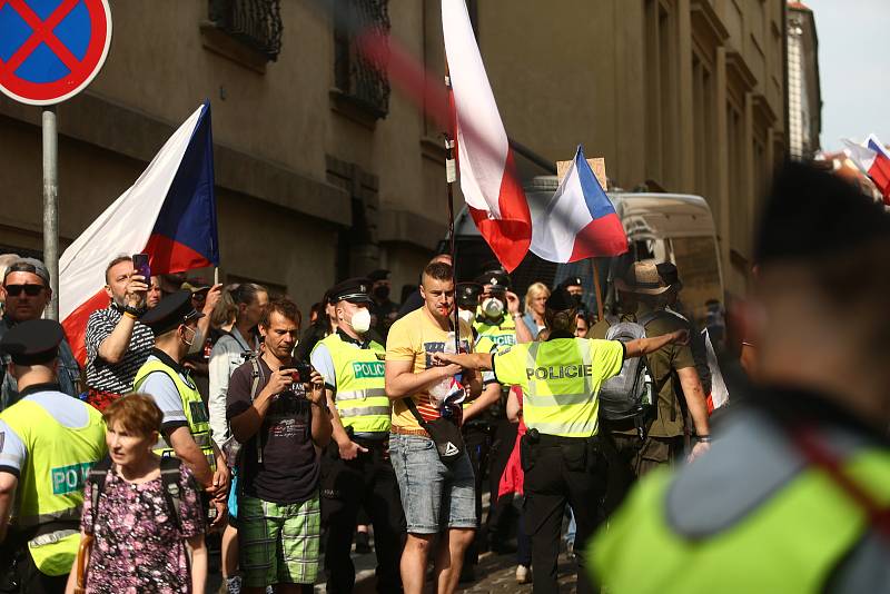 Demonstrace na Malostranském náměstí a ve Sněmovní ulici ve středu 9. června 2021.