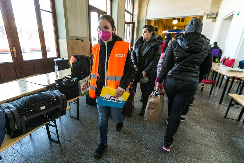 Dobrovolníci na pomoc uprchlíkům z Ukrajiny na Hlavním nádraží v Praze.