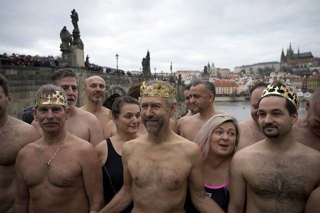 Pět desítek otužilců okusilo v Praze vodu ve Vltavě při každoročním tříkrálovém plavání.