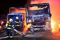 Požár v pražských Horních Počernicích poškodil pět nákladních vozidel