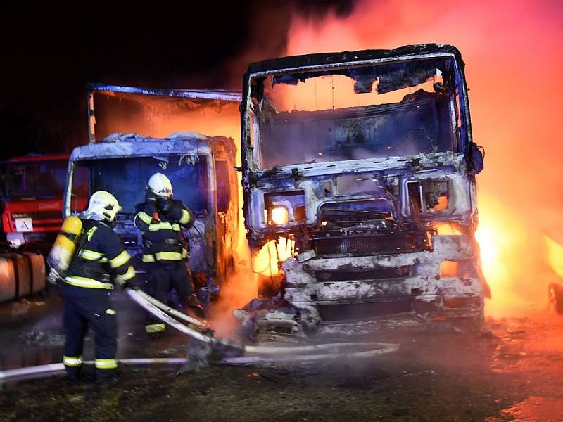 Požár v pražských Horních Počernicích poškodil pět nákladních vozidel