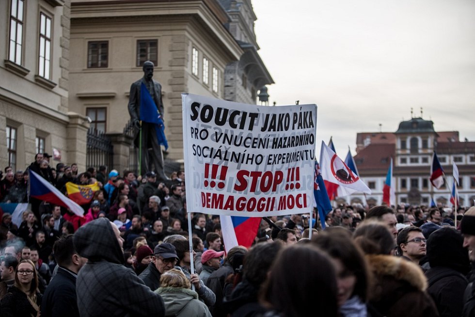 Pražský deník | Demonstrace na Hradčanském náměstí | fotogalerie