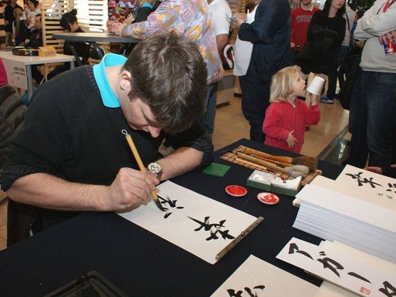 Víkendový festival japonské kultury přilákal do obchodního centra Galerie Harfa v Praze řadu návštěvníků a zájemců o historii „země vycházejícího slunce“.