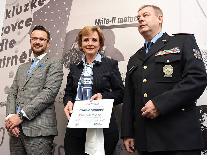 Ocenění předávali krajský ředitel České pojišťovny Tomáš Marek a ředitel kanceláře pražského policejního ředitelství Stanislav Engelman.