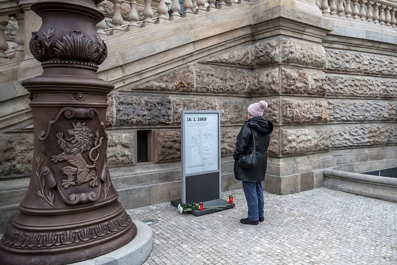 Lidé si připomínali 16. ledna památku Jana Palacha při výročí 50 let jeho upálení před budovou Národního muzea v Praze.