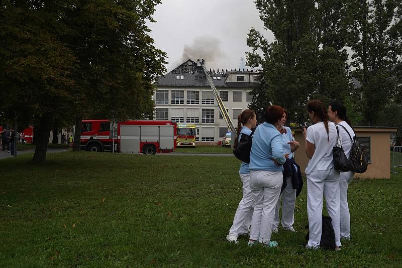 Rozsáhlejší požár, který na sebe upozornil z daleka viditelným kouřem, zachvátil v sobotu 27. srpna čtvrt hodiny po deváté hodině střechu jedné z budov v areálu Ústřední vojenské nemocnice v pražských Střešovicích