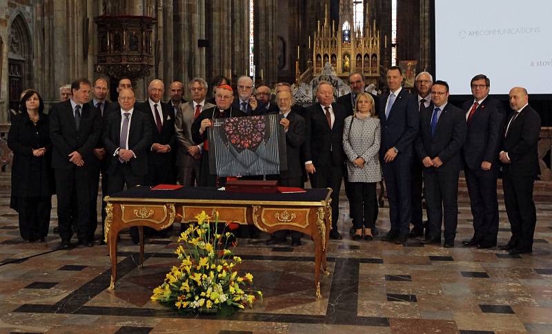 V pondělí odpoledne byla v katedrále svatého Víta za účasti kardinála Dominika Duky podepsána smlouva  s vítěznou firmou (Gerhard Grenzing S.A.) na výrobu majestátního nástroje Svatovítských varhan.