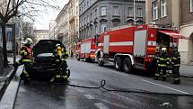 Požár osobního vozu. Mezi bytovými domy v Italské ulici na Vinohradech shořelo osobní auto.