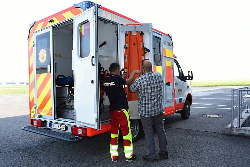 Stálá lékařská služba služba na Letišti Václava Havla Praha, kterou zajišťuje Asociace samaritánů ČR. Na snímku nově pořízený sanitní vůz.