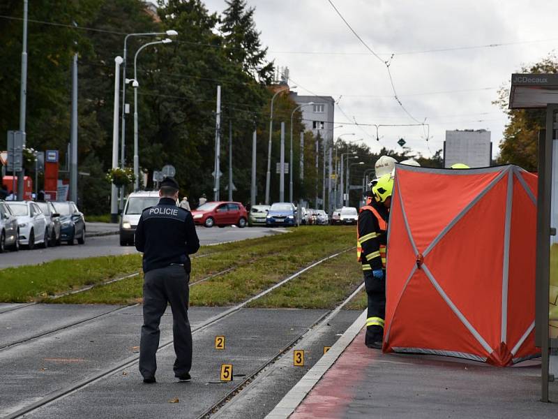 Mladá žena v Praze nepřežila střet s tramvají.