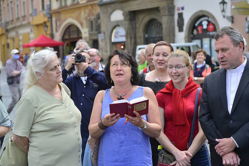 Na Staroměstském náměstí v Praze byla 4. června 2020 vztyčena replika mariánského sloupu ze 17. století.