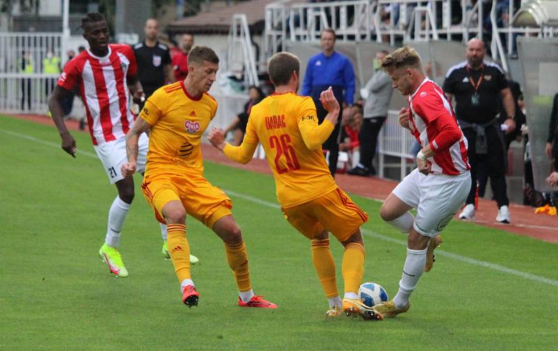 Deváté kolo druhé nejvyšší fotbalové soutěže v pátek odpoledne odstartovalo derby Žižkov - Dukla.