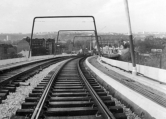 Tramvajová trať mezi Ohradou a Palmovkou byla uvedena do provozu v listopadu 1990. Dopravní podnik chystá její rekonstrukci.