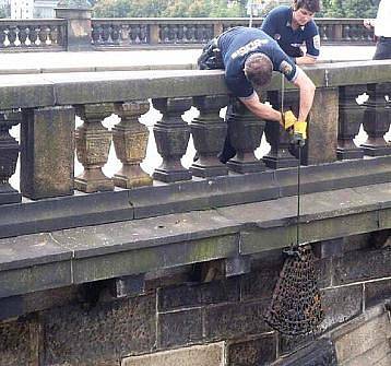 Neznámí vandalové řádící v centru metropole naházeli do Vltavy dopravní značení a kovové zábrany zajišťující bezpečnost staveniště u Národního divadla.