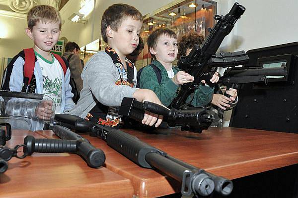 Seniorům a dětem patřilo ve středu Muzeum Policie ČR na pražském Karlově. Policisté společně se strážníky a Nadačním fondem Veselý senior zde uspořádali akci s názvem Společně bezpečně nejen pro seniory. 