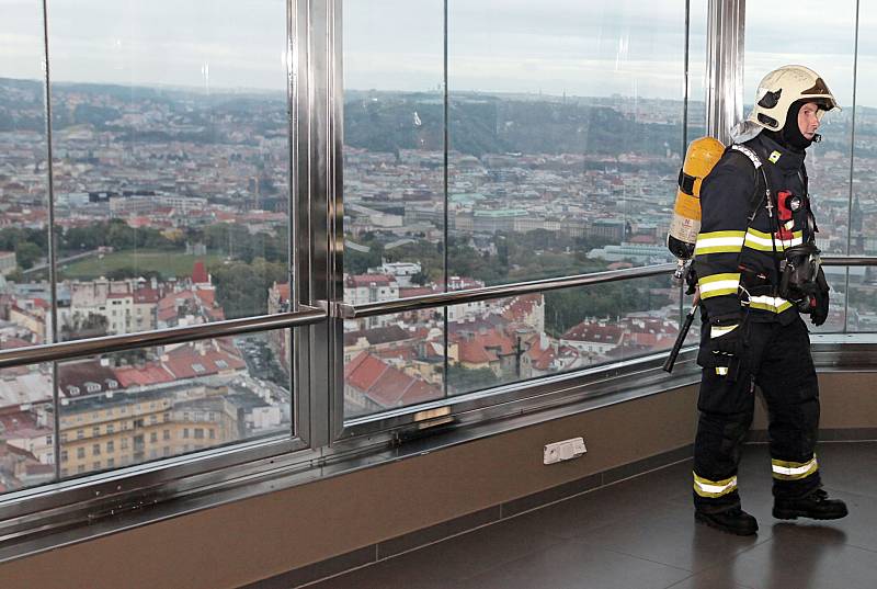 Cvičení evakuace při požáru v Žižkovské věži.