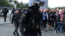 Chachaři šli na Spartu. Fandit Baníku jich do Prahy dorazila tisícovka, policie byla v pohotovosti, sobota 17. září 2022.