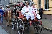 Koňskou čerpací stříkačku obsluhují dobrovolní hasiči z Braníka v historických stejnokrojích.