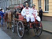 Koňskou čerpací stříkačku obsluhují dobrovolní hasiči z Braníka v historických stejnokrojích.