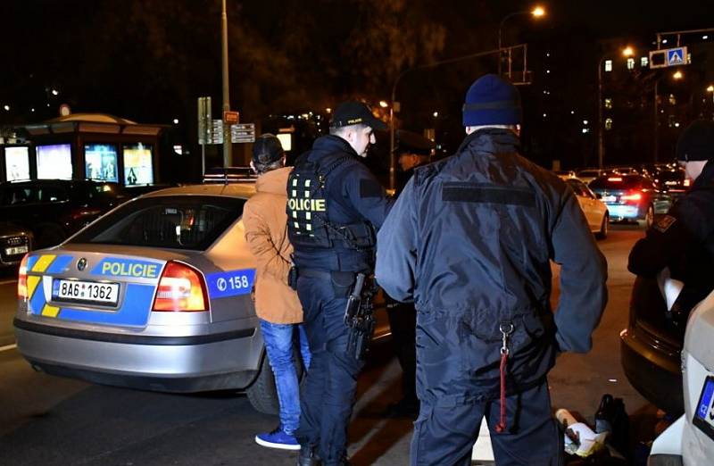 Policie zadržela muže, kteří měli v autě atrapy zbraní a u sebe drogy.
