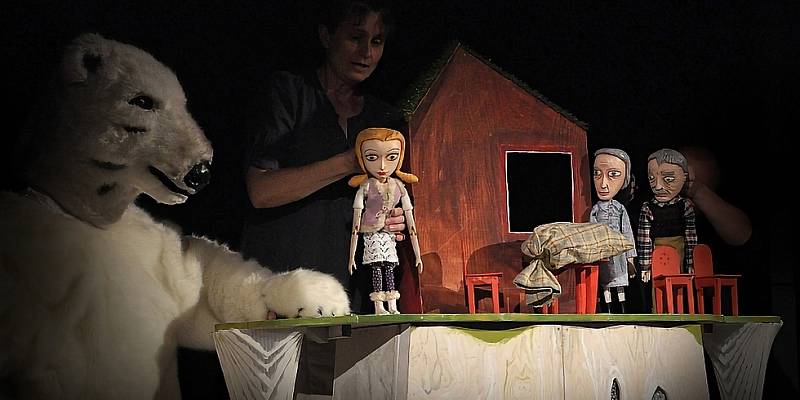 Švandovo divadlo na Smíchově zahajuje letošní program v neděli dvojitým představením Buchet a loutek s názvem Norská pohádka.