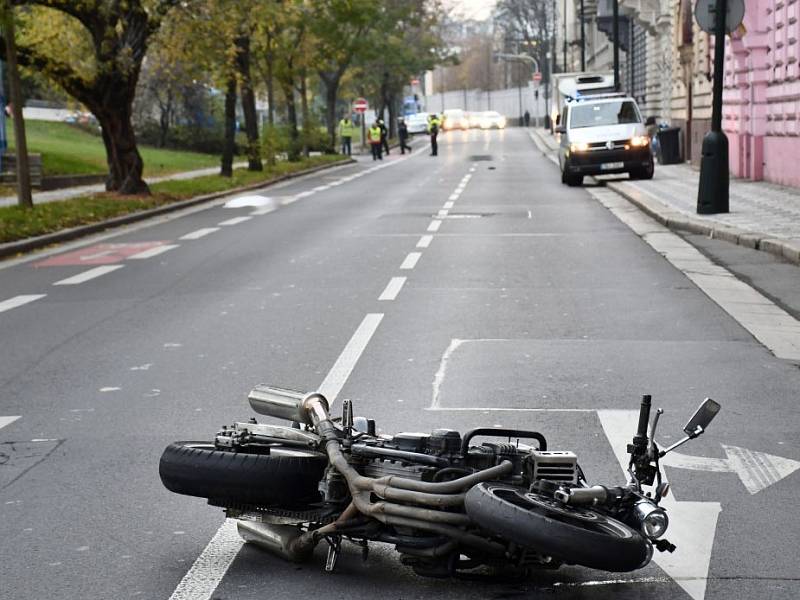 Motorkář na Smíchově srazil chodkyni se dvěma psy, zemřela mladá žena a jedno ze zvířat.