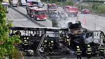 Při nehodě autobusu a kamionu s návěsem na Pražském okruhu došlo k velkému požáru a zemřel člověk.