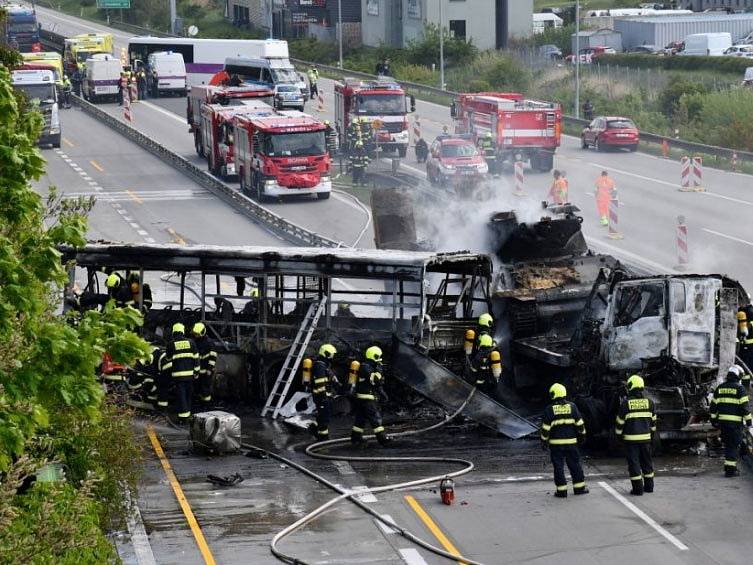 Při nehodě autobusu a kamionu s návěsem na Pražském okruhu došlo k velkému požáru a zemřel člověk.