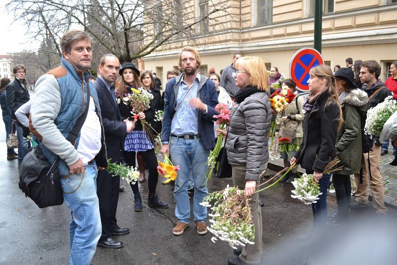 Oslavy 26. výročí Sametové revoluce 17. listopadu v Praze na Albertově.