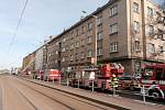 Požár bytu v Praze - Hasiči zasahují u požáru bytu v domě v pražské Černokostelecké ulici, 11. dubna 2021.