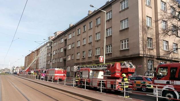 Požár bytu v Praze - Hasiči zasahují u požáru bytu v domě v pražské Černokostelecké ulici, 11. dubna 2021.