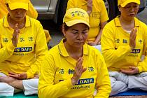 Protest k připomenutí 24. výročí pronásledování hnutí Fa-lun-kung (Falun Gong) čínským režimem.
