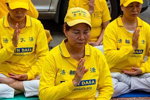 Protest k připomenutí 24. výročí pronásledování hnutí Fa-lun-kung (Falun Gong) čínským režimem.