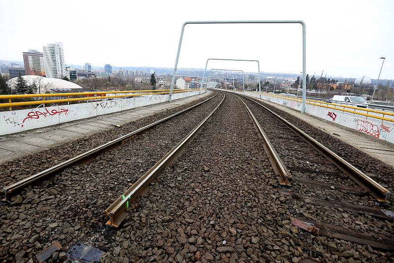 Rekonstrukce tramvajové trati Na Krejcárku pokračuje odstraňováním tramvajových pásů a pražců.