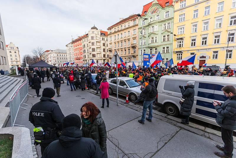 Z veřejné manifestace členů Integrovaného záchranného systému proti povinnému očkování.