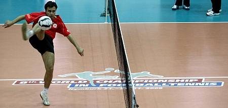 Osmé mistrovství světa v nohejbale probíhá od 21. listopadu v nymburské sportovní hale. Na snímku hráč z Rumunska.