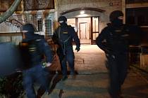 Muž v Praze napadl svou matku, před policisty se zabarikádoval v bytě. Zásahová jednotka ho zpacifikovala pomocí taseru.