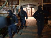 Muž v Praze napadl svou matku, před policisty se zabarikádoval v bytě. Zásahová jednotka ho zpacifikovala pomocí taseru.