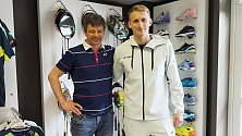 Badmintonový deblista Ondřej Král z BK Meteor Praha při návštěvě sponzorské firmy Yonex ve Zdibech. Na snímku vlevo jednatel Ondřej Lubas.