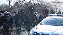 Fanoušky Baníku eskortovali policisté z nádraží rovnou na stadion Slavie.