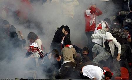 Co nestihli zničit fanoušci Sparty před zápasem v ulicích Prahy, se snažili dohnat po zápase na strahovském stadionu.