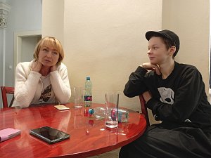 Herečka Klára Cibulková (vlevo) vypráví o divadelní hře Vděk zaměřené na neurodegenerativní onemocnění, ale i o osobní zkušenosti s péčí o blízkou osobu s Parkinsonovou nemocí, herečka Anna Kameníková (vpravo)