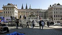Tribuny pro novináře, pozvané hosty a hlavně pro amerického prezidenta Baracka Obamu, který v neděli přednese svůj projev, se stavěly 3. dubna na Hradčanském náměstí v Praze.