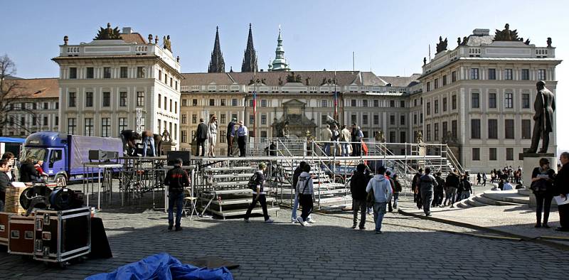 Tribuny pro novináře, pozvané hosty a hlavně pro amerického prezidenta Baracka Obamu, který v neděli přednese svůj projev, se stavěly 3. dubna na Hradčanském náměstí v Praze.