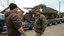 Přesun tanku Sherman z okraje Prahy na výročí osvobození do Plzně.