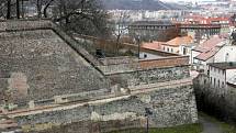 POSLEDNÍ SVĚDCI. V sedmnáctém století muselo ustoupit město baroknímu opevnění, století dvacáté přálo městské výstavbě na úkor hradeb.